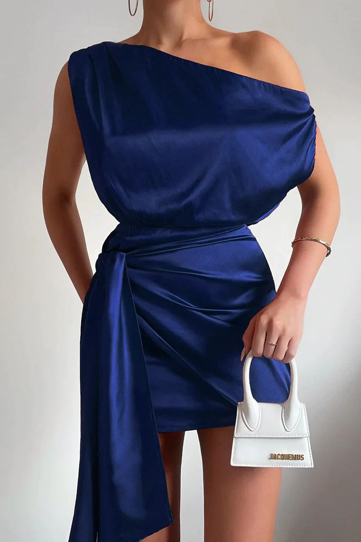 Robe courte femme élégante à coupe asymétrique