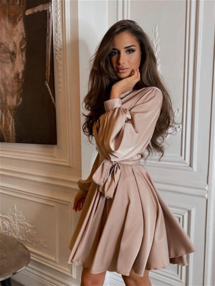Robe courte élégante à manches longues pour femme
