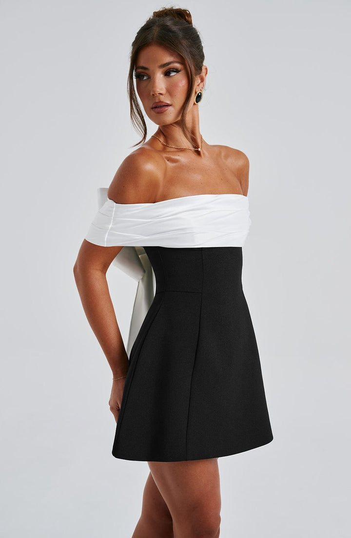 Robe courte épaules dénudées contrastées femme