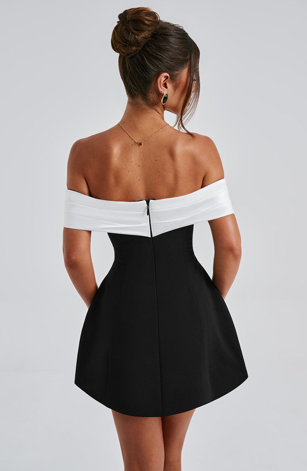 Robe courte épaules dénudées contrastées femme