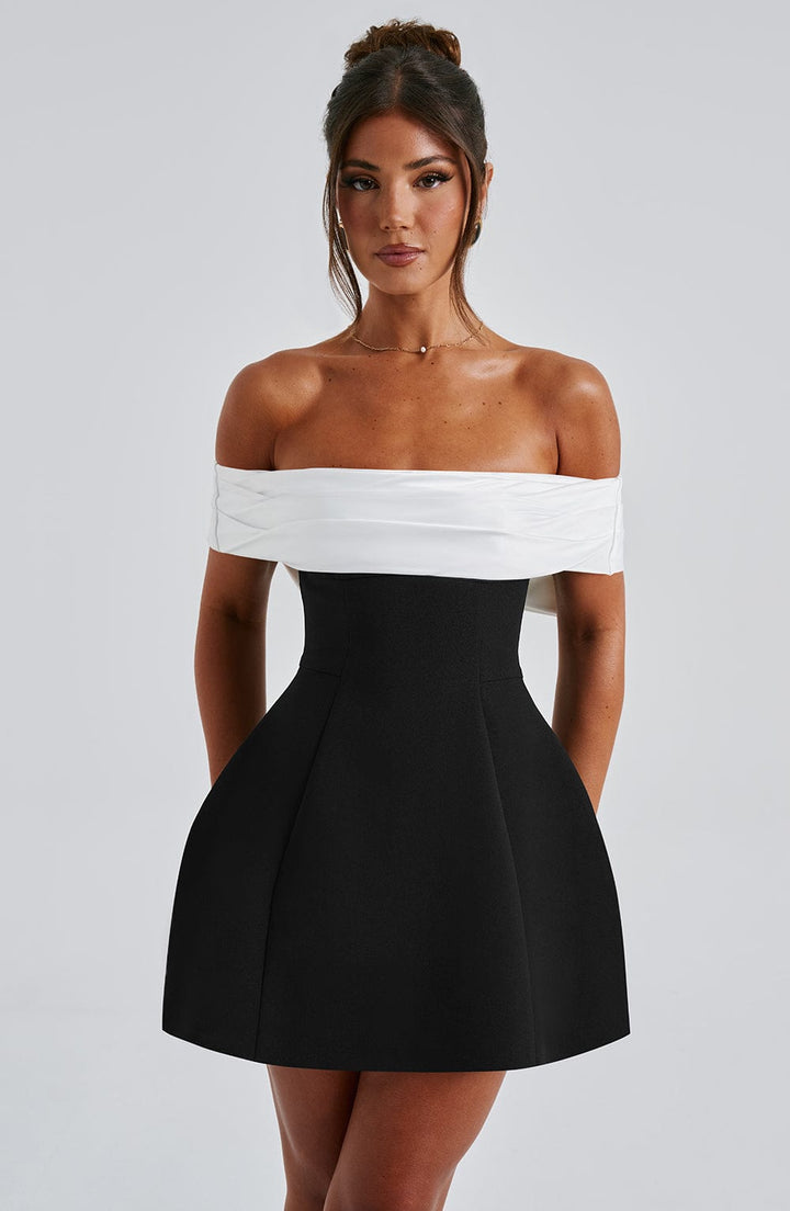 Robe courte épaules dénudées contrastées femme