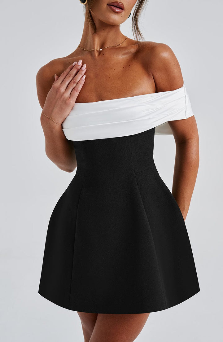 Robe courte épaules dénudées contrastées femme