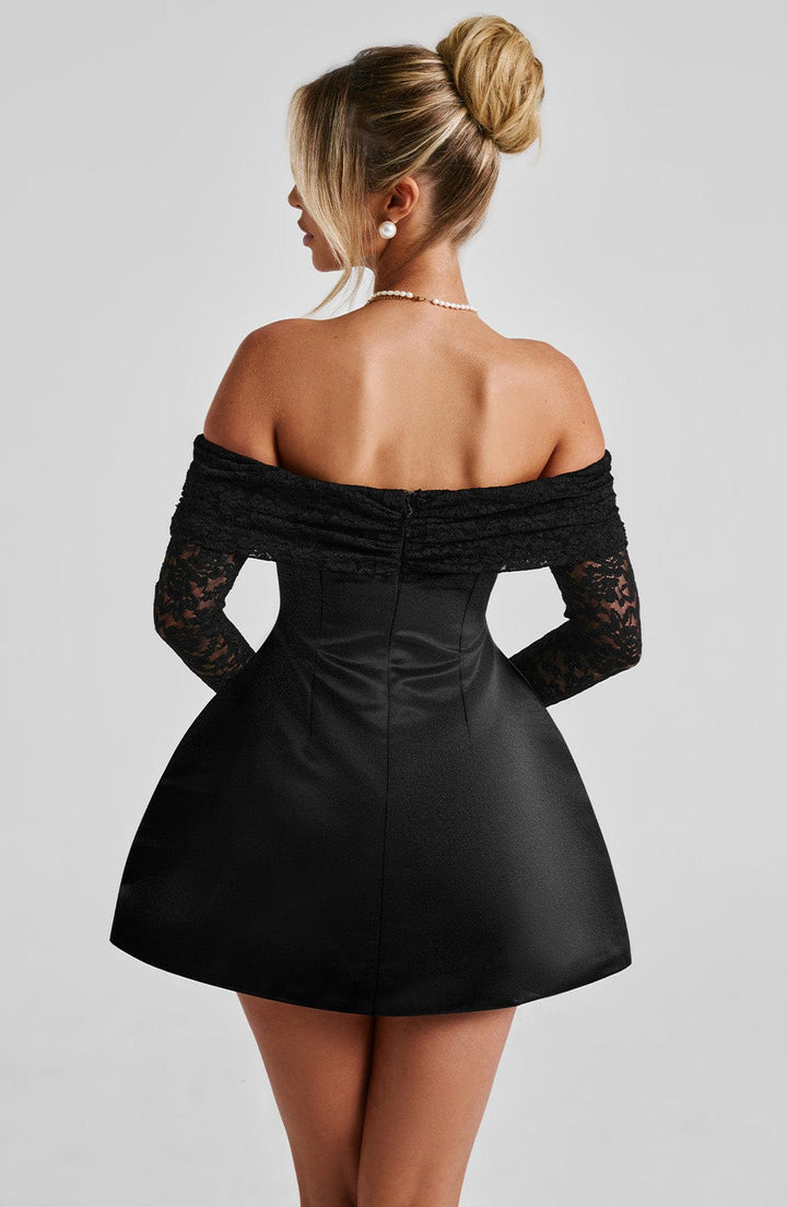 Robe courte femme à manches dentelle et épaules dénudées