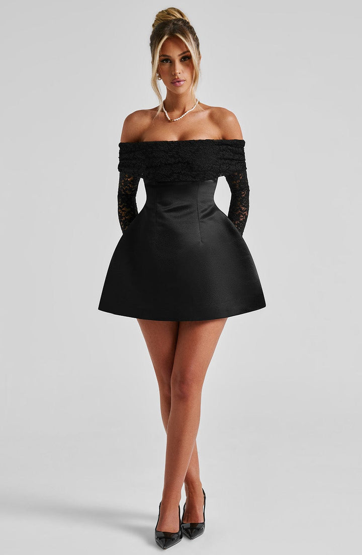 Robe courte femme à manches dentelle et épaules dénudées