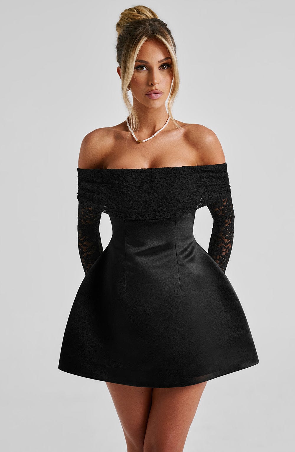 Robe courte femme à manches dentelle et épaules dénudées