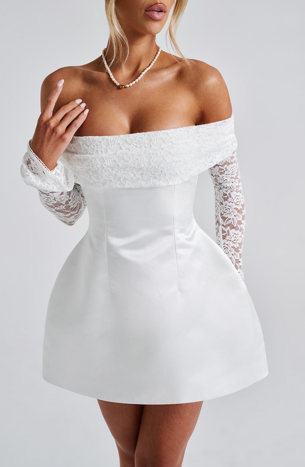 Robe courte femme à manches dentelle et épaules dénudées