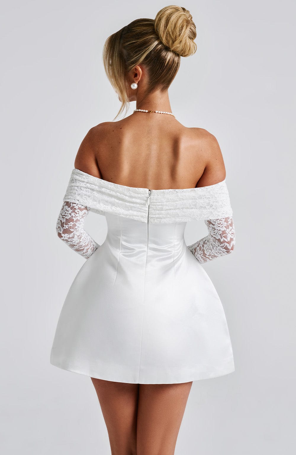 Robe courte femme à manches dentelle et épaules dénudées