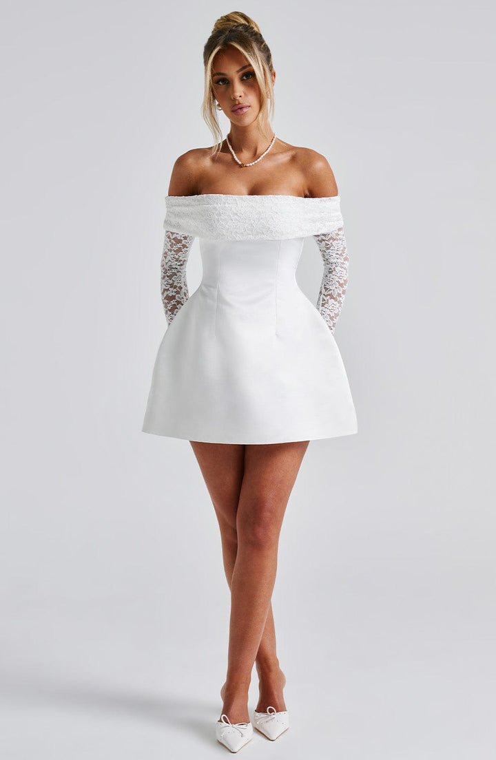 Robe courte femme à manches dentelle et épaules dénudées