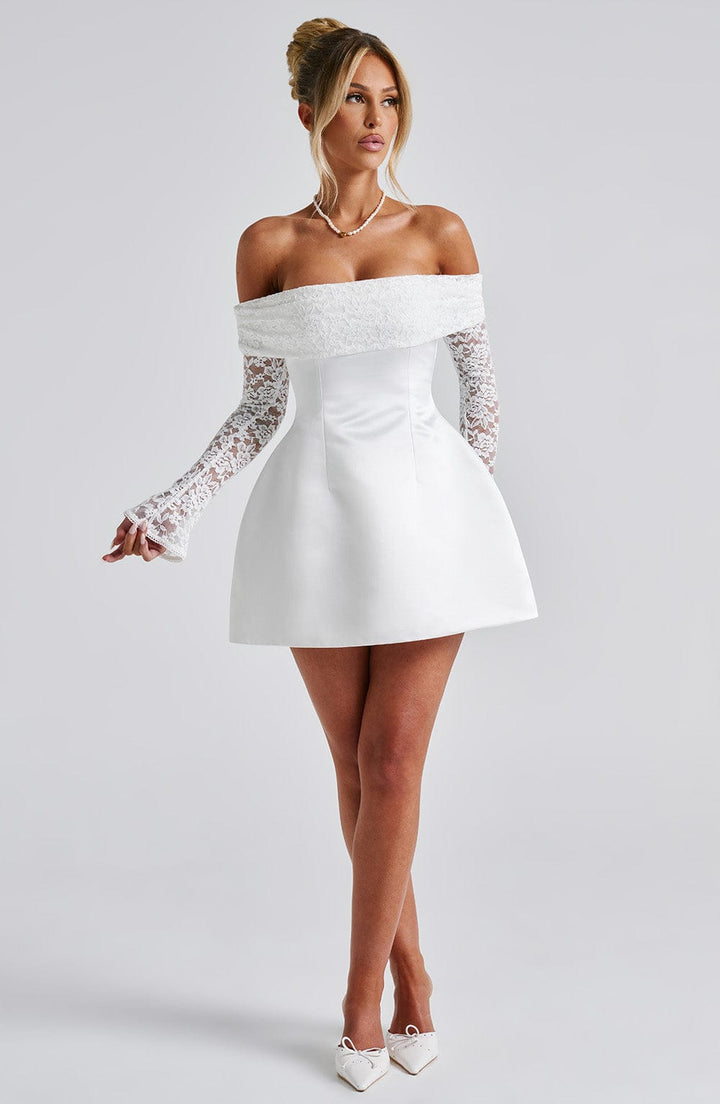 Robe courte femme à manches dentelle et épaules dénudées