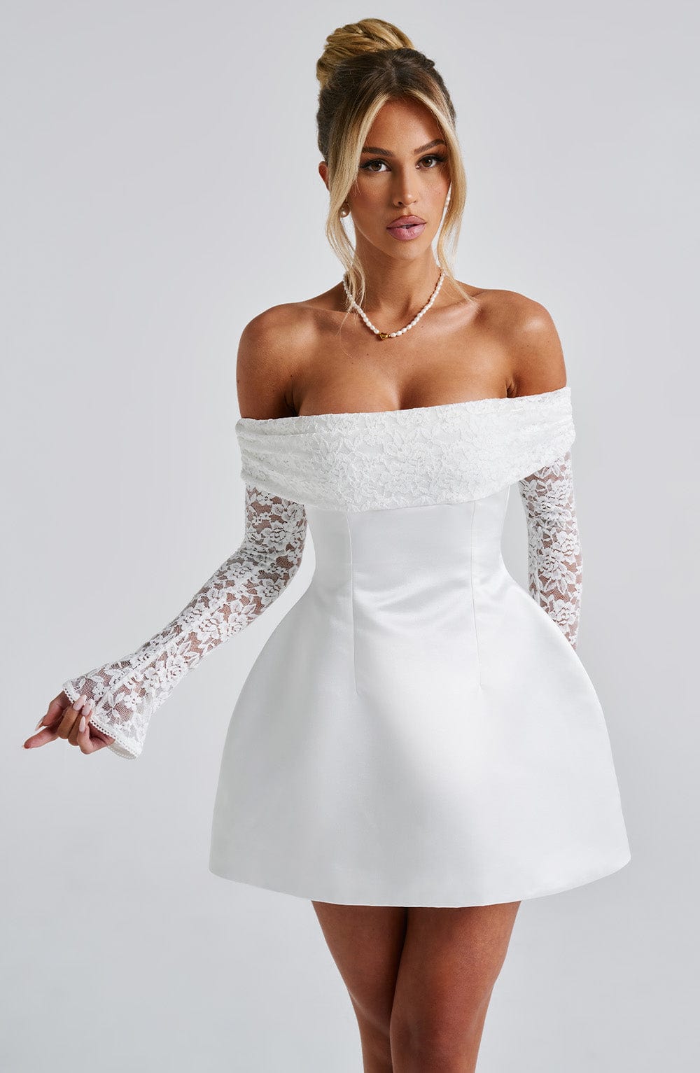 Robe courte femme à manches dentelle et épaules dénudées
