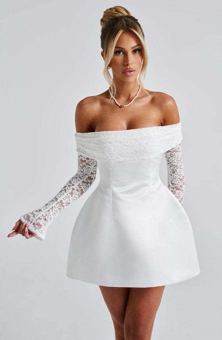 Robe courte femme à manches dentelle et épaules dénudées