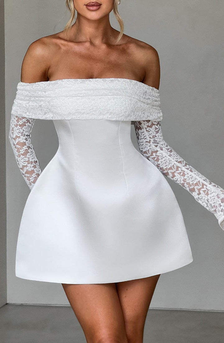 Robe courte femme à manches dentelle et épaules dénudées