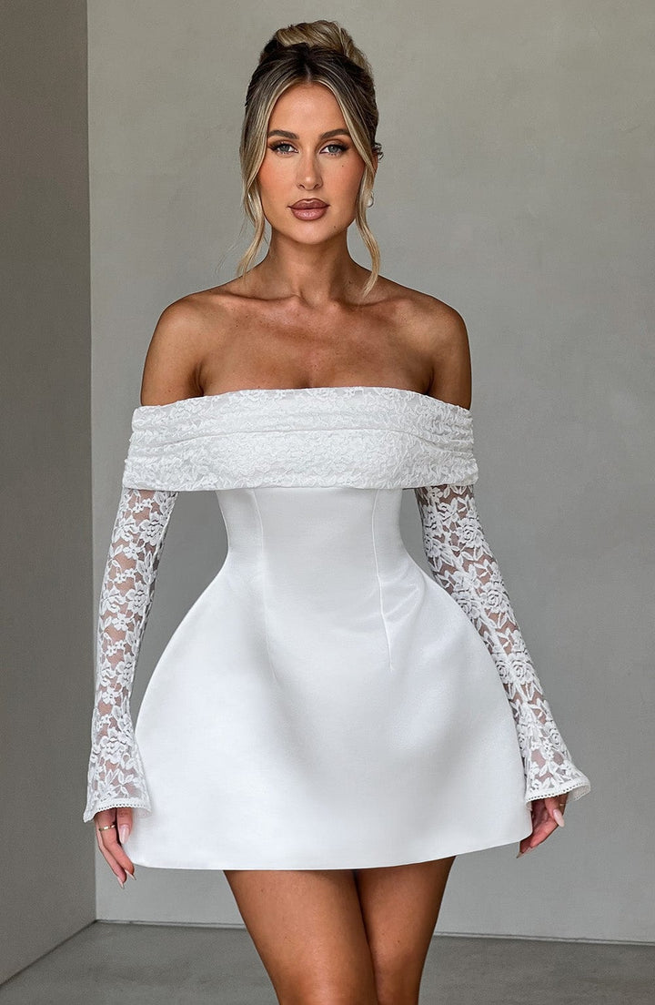 Robe courte femme à manches dentelle et épaules dénudées