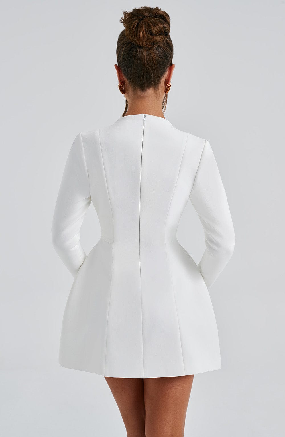 Robe courte décolletée femme élégante