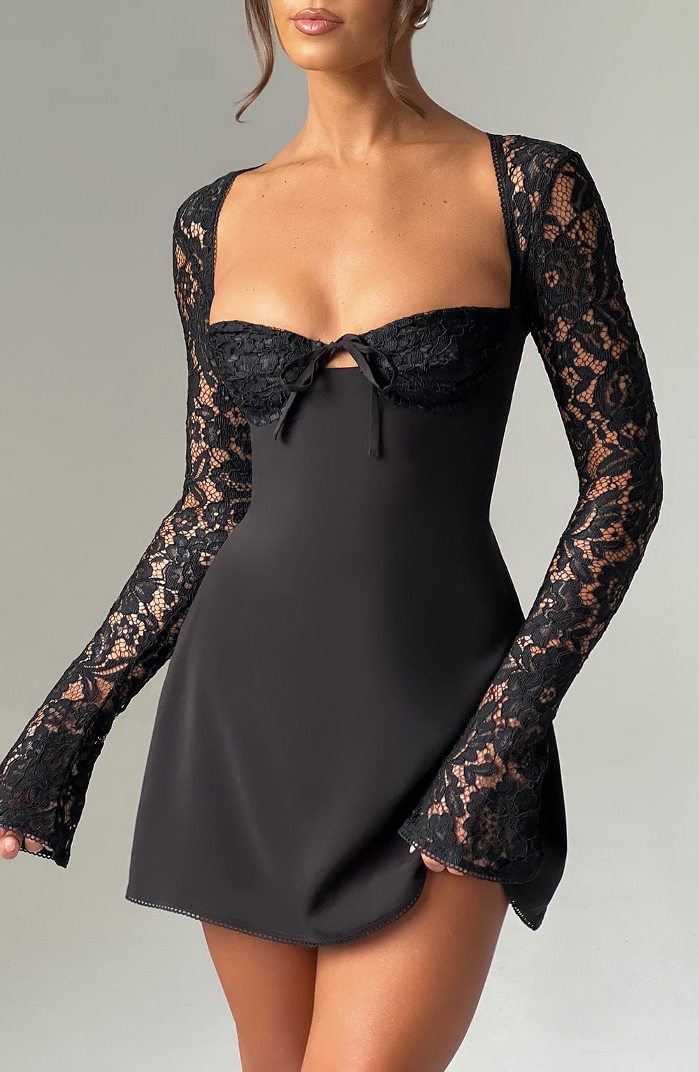 Robe courte femme chic à manches dentelle