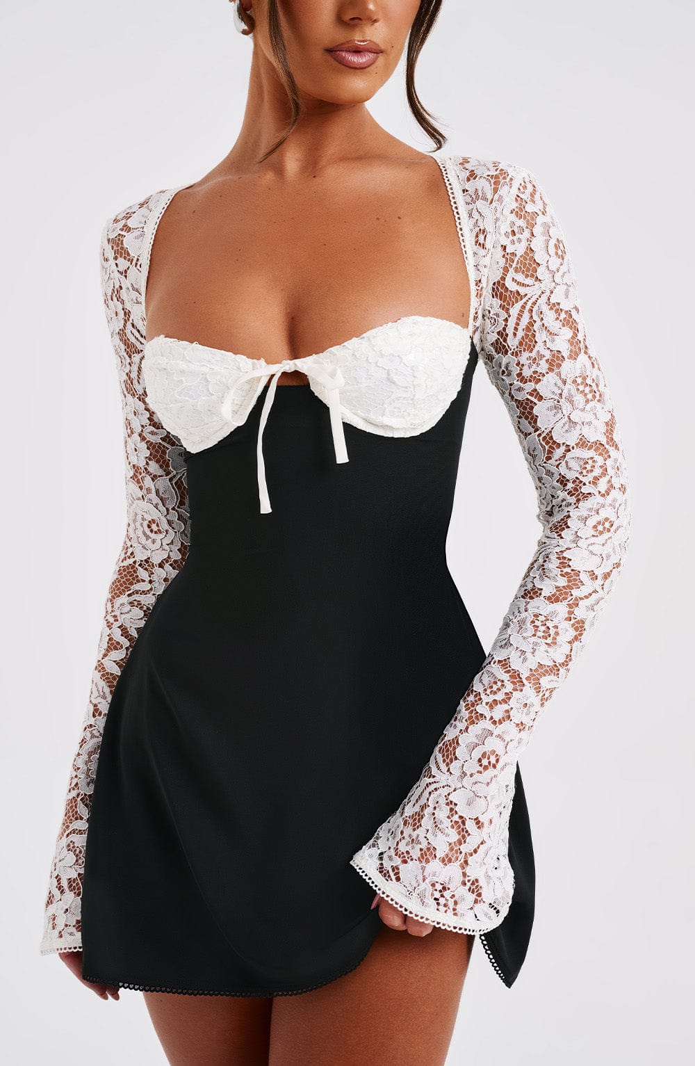 Robe courte femme chic à manches dentelle
