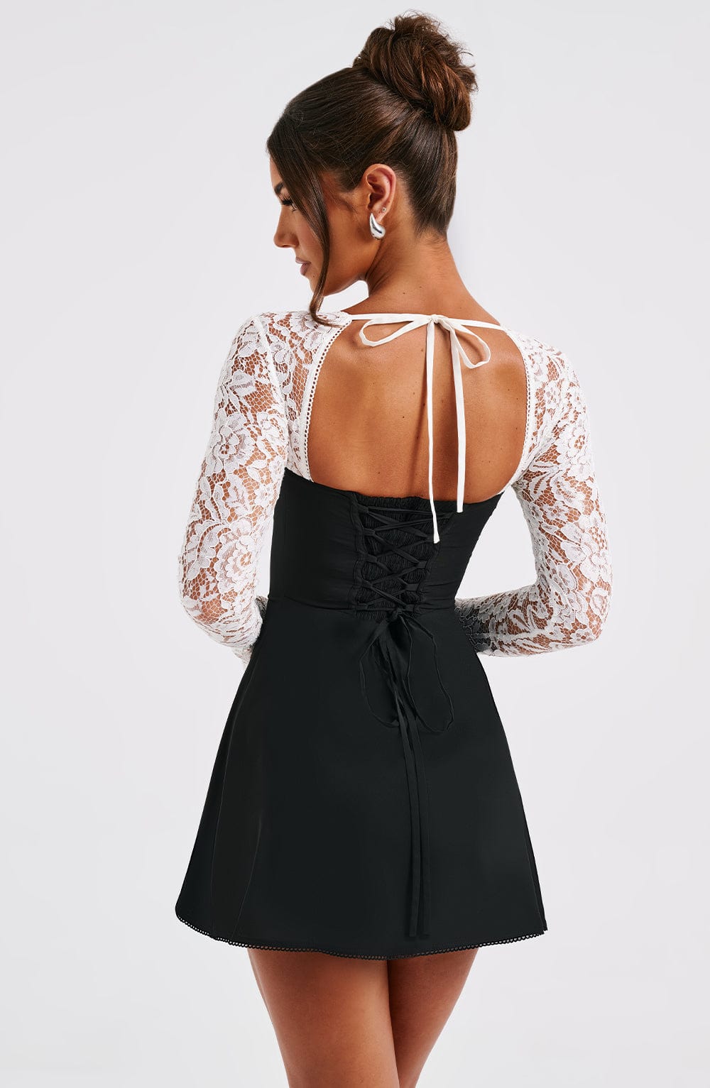 Robe courte femme chic à manches dentelle