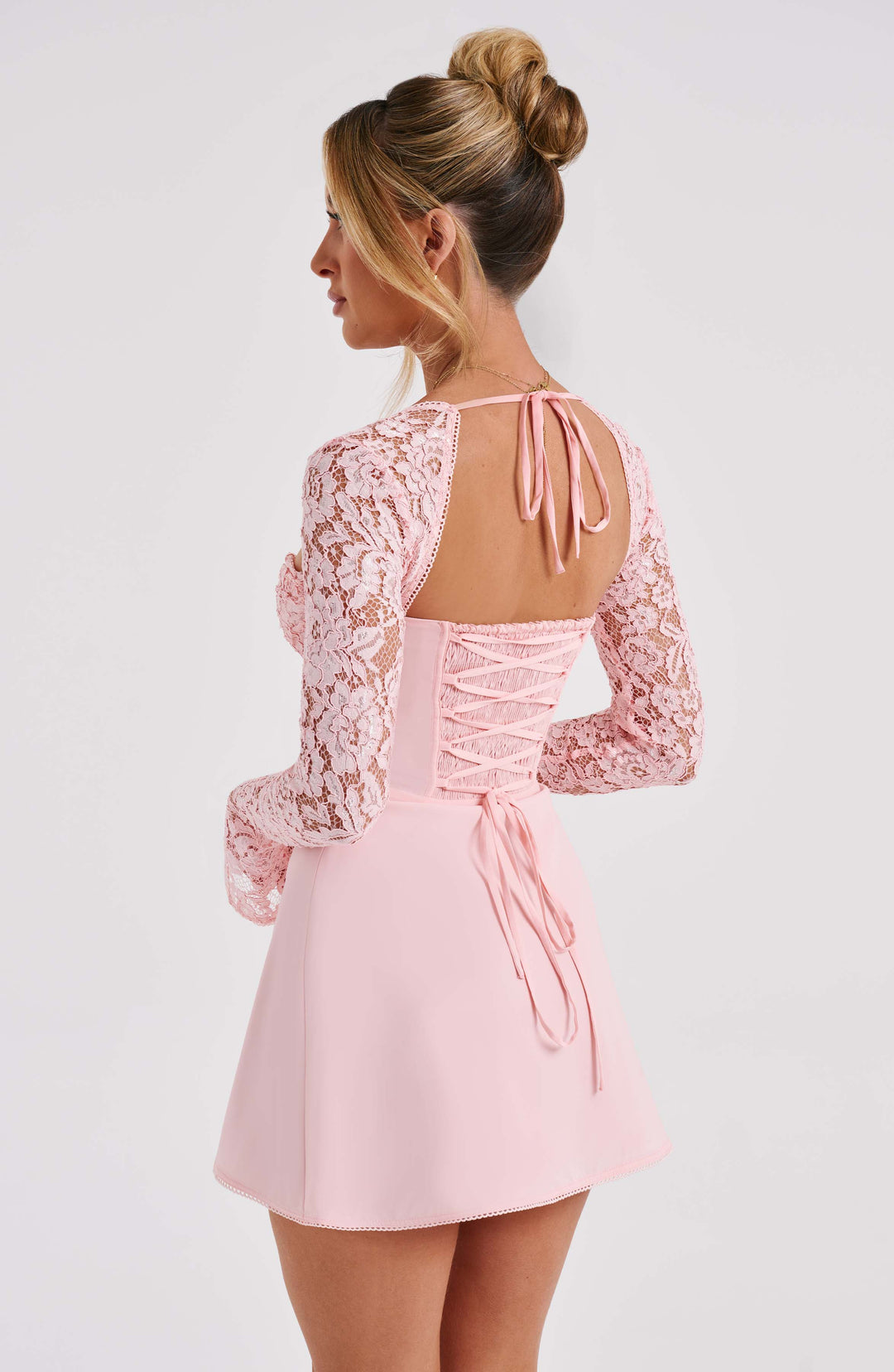 Robe courte femme chic à manches dentelle