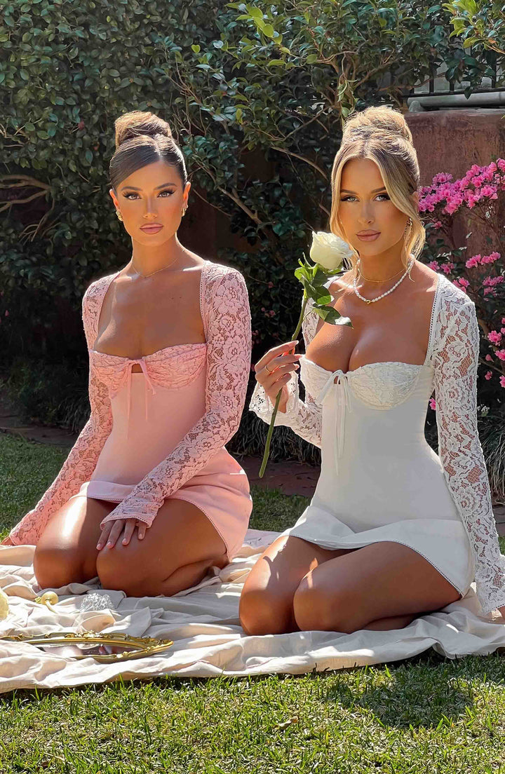 Robe courte femme chic à manches dentelle