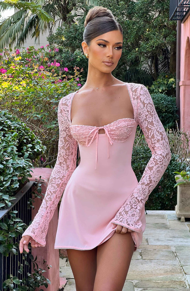 Robe courte femme chic à manches dentelle