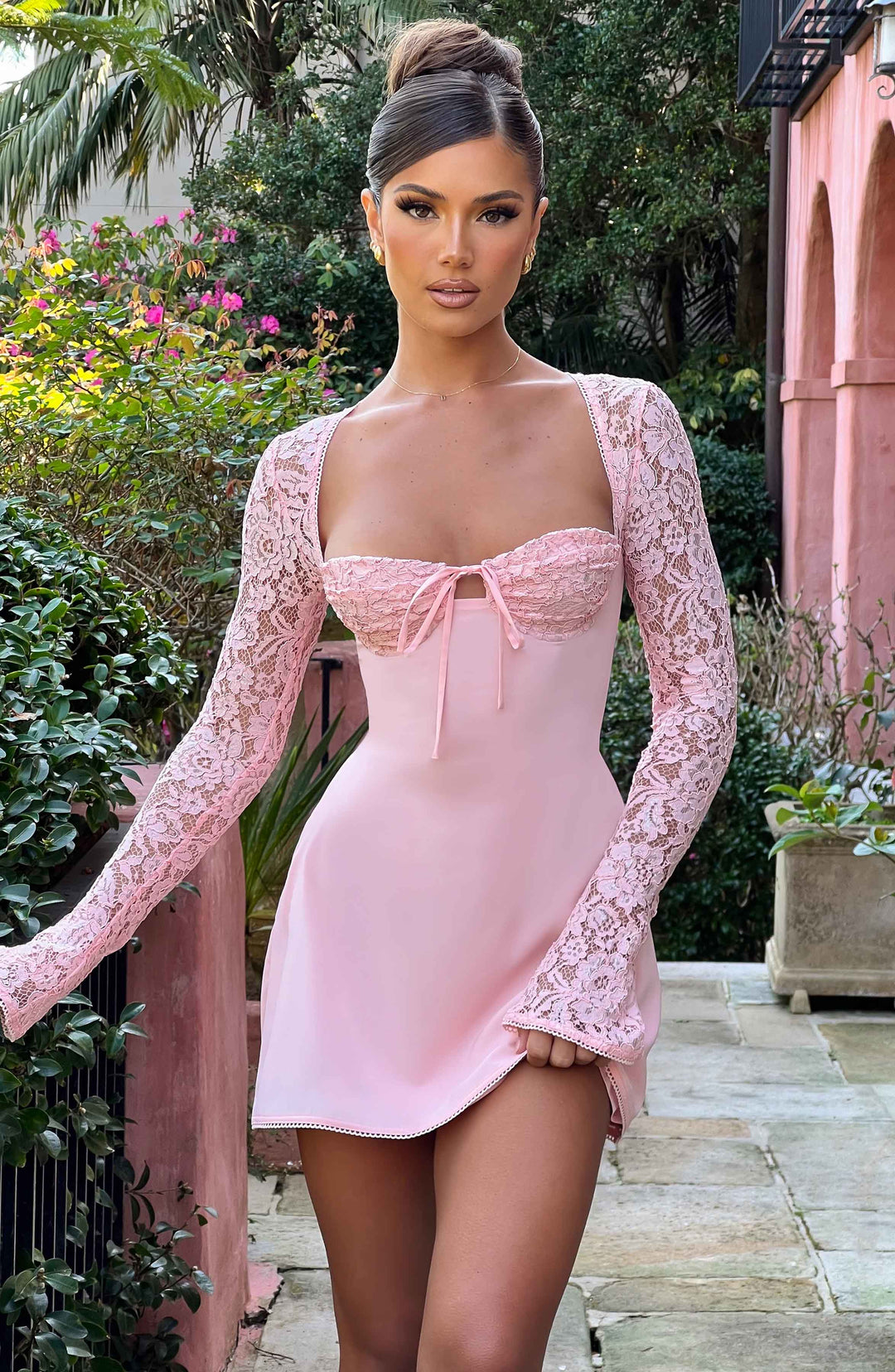Robe courte femme chic à manches dentelle