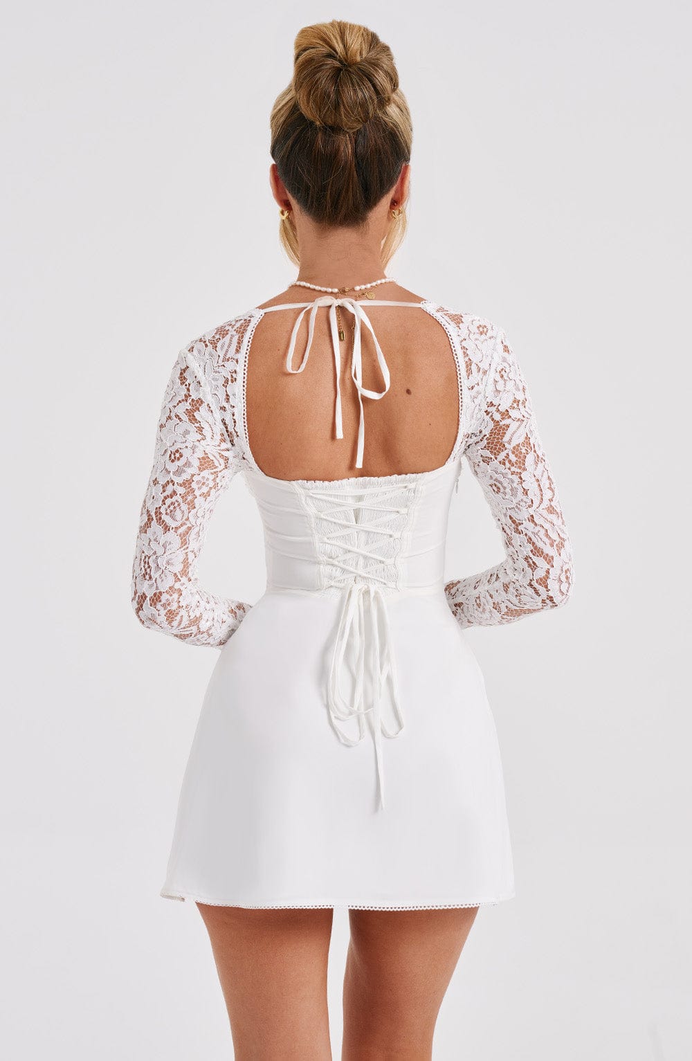 Robe courte femme chic à manches dentelle