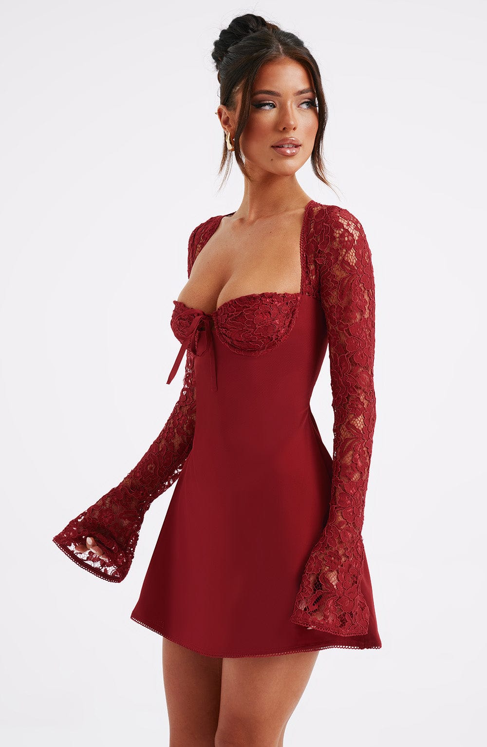 Robe courte femme chic à manches dentelle