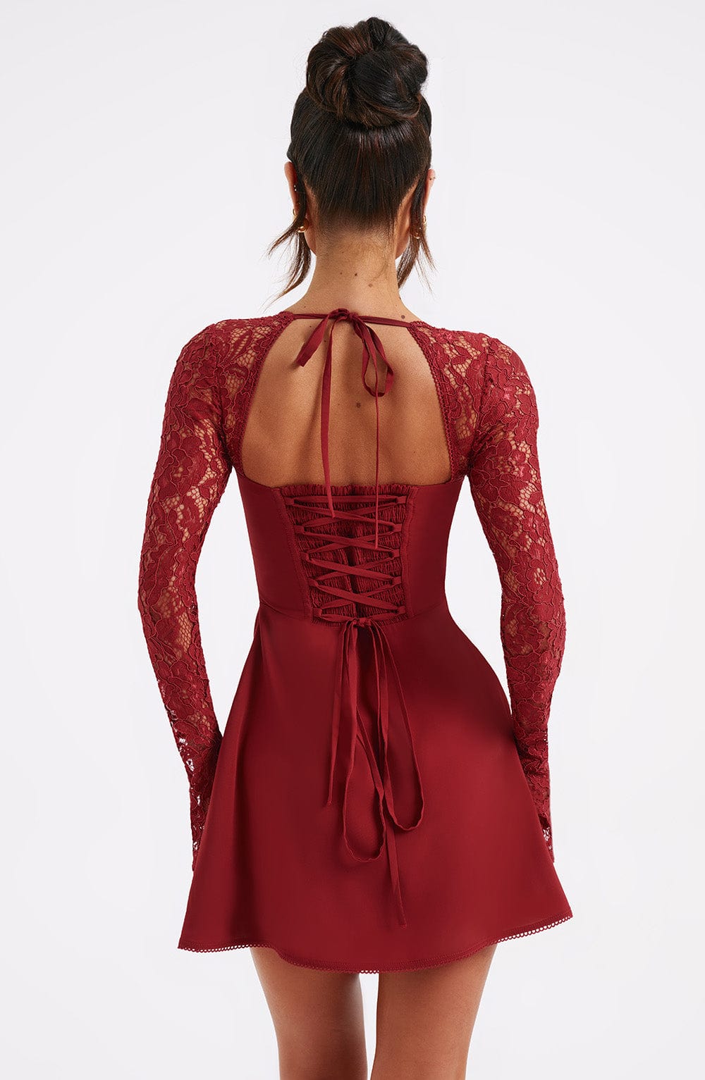 Robe courte femme chic à manches dentelle