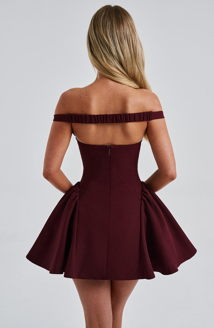 Robe courte femme élégante avec foulard