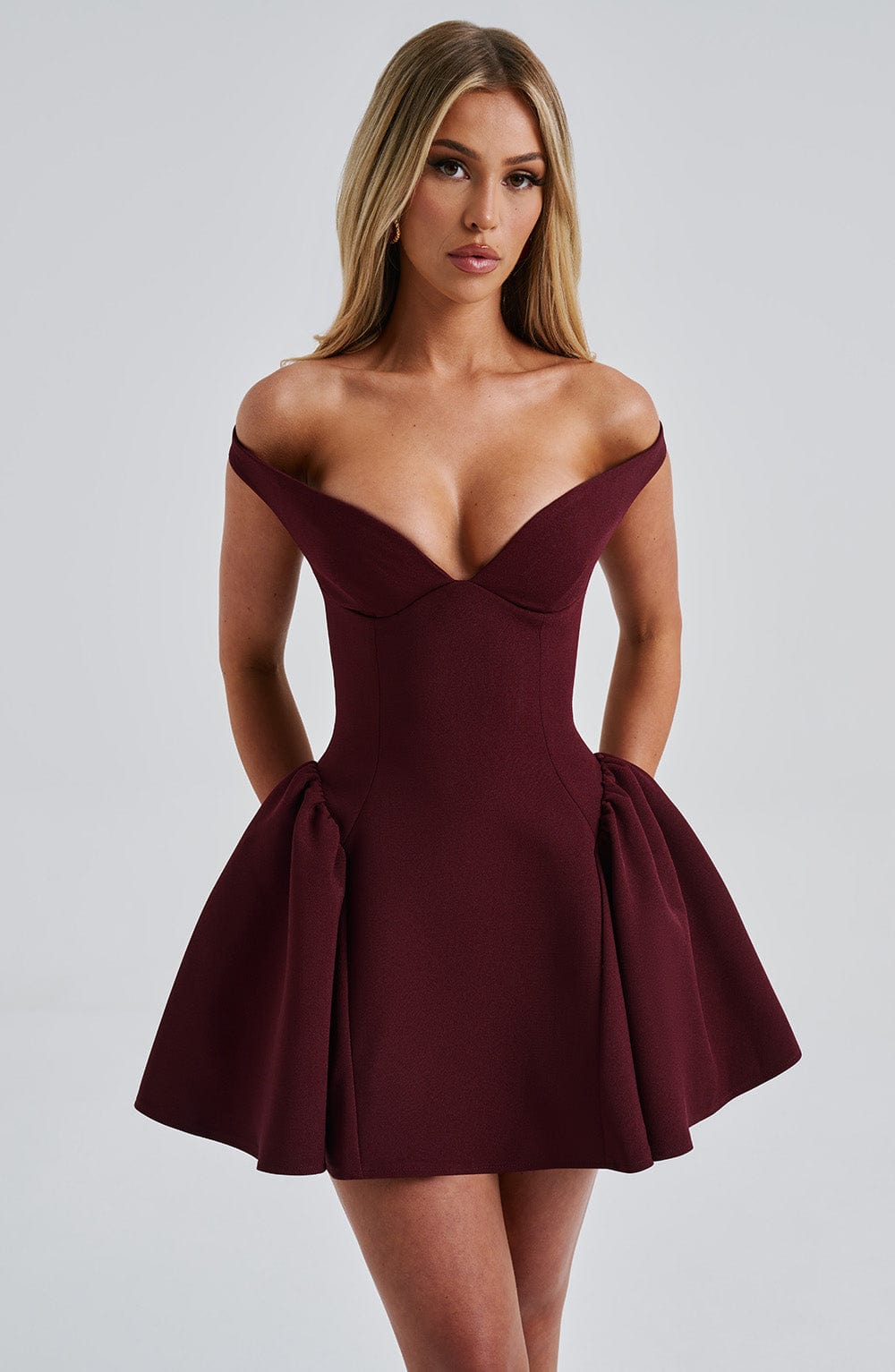 Robe courte femme élégante avec foulard