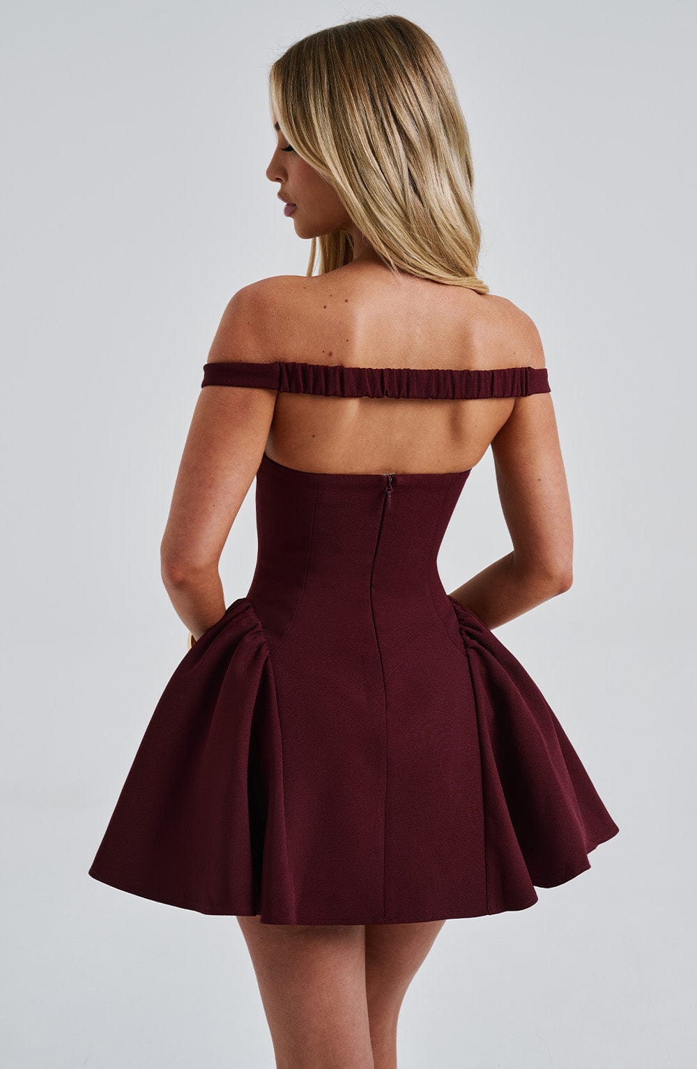 Robe courte femme élégante avec foulard