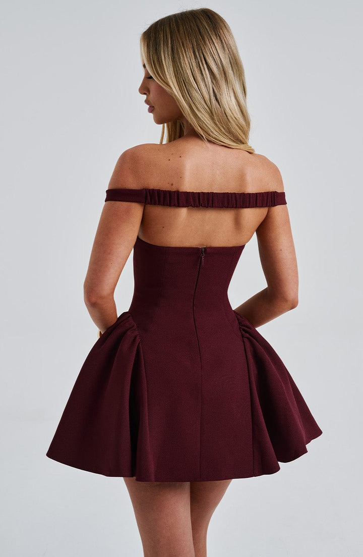 Robe courte femme élégante avec foulard