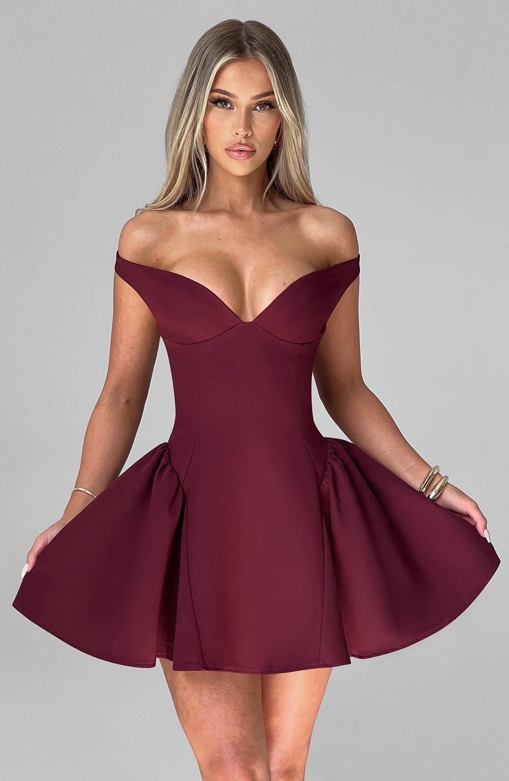 Robe courte femme élégante avec foulard