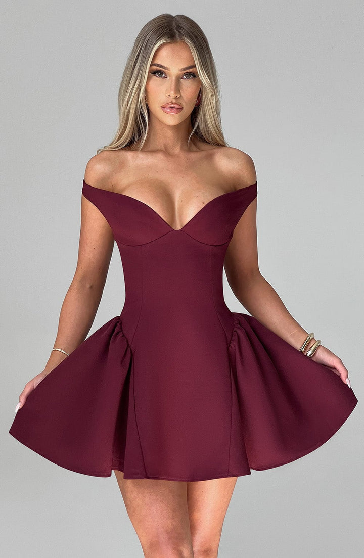 Robe courte femme élégante avec foulard