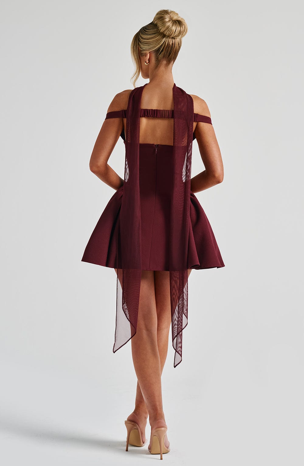 Robe courte femme élégante avec foulard
