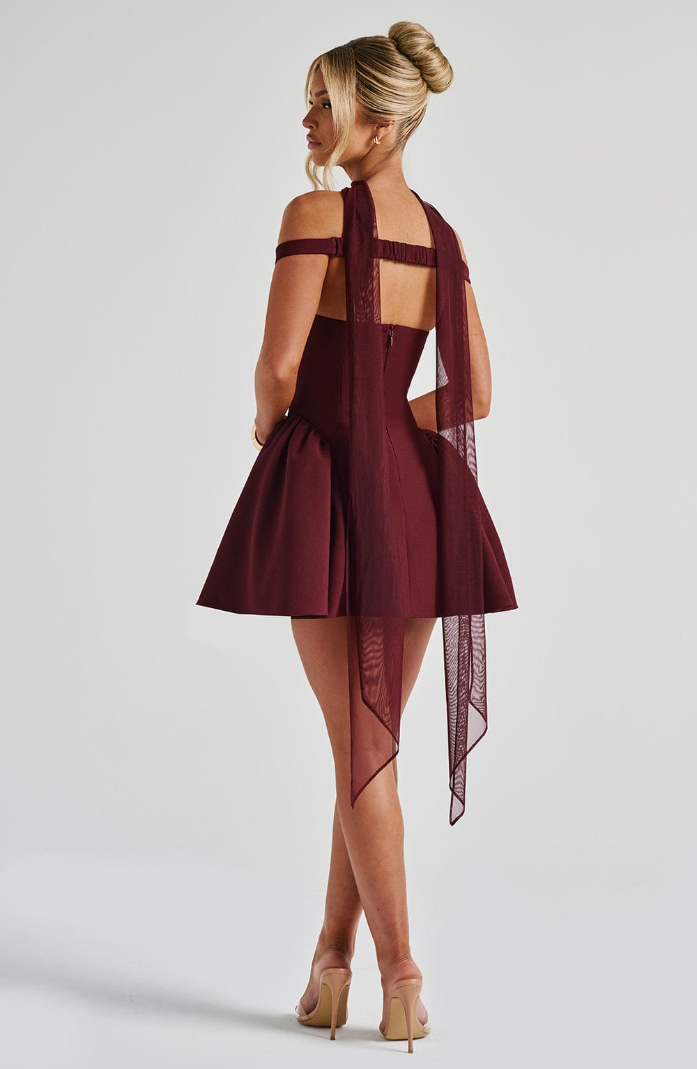 Robe courte femme élégante avec foulard
