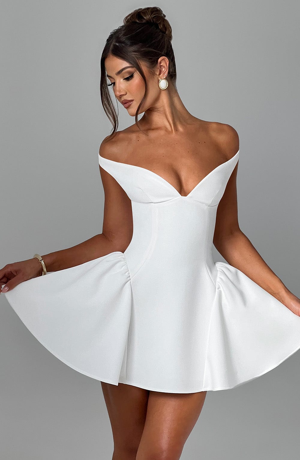 Robe courte femme élégante avec foulard