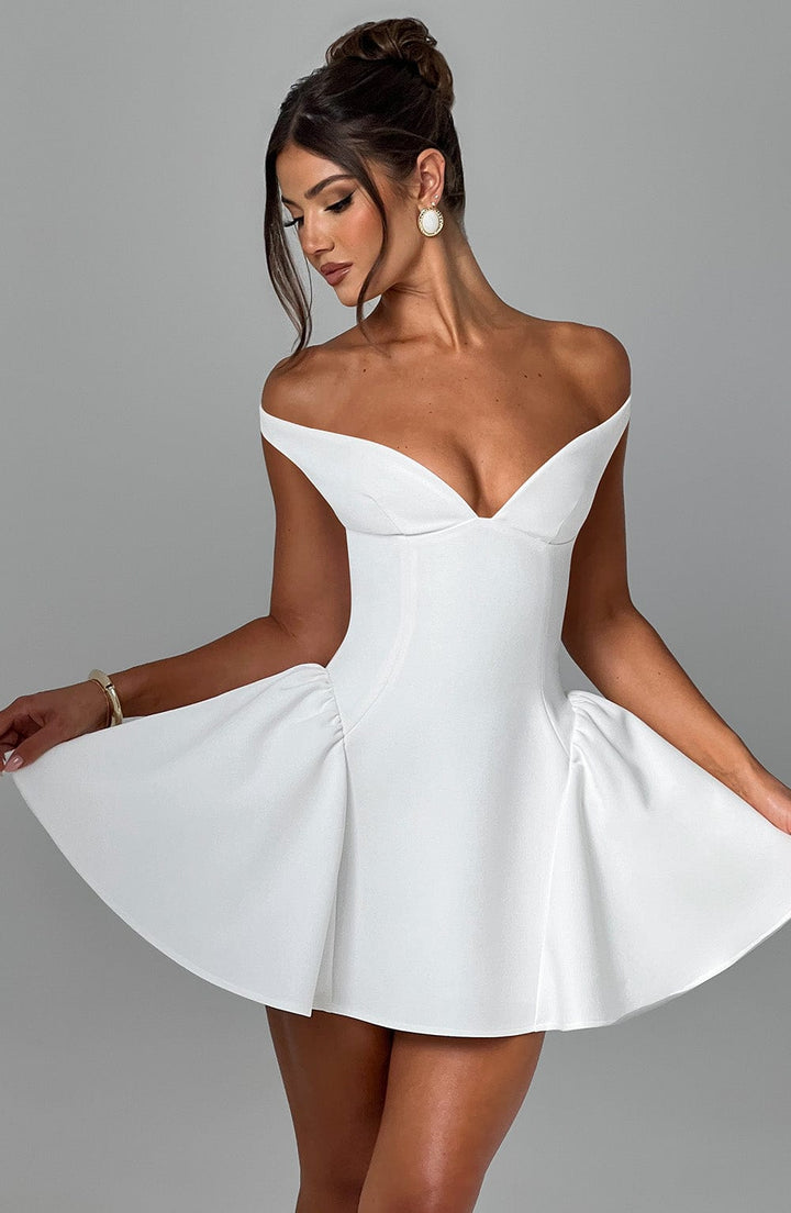 Robe courte femme élégante avec foulard