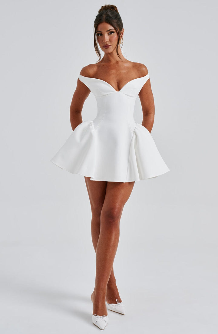 Robe courte femme élégante avec foulard