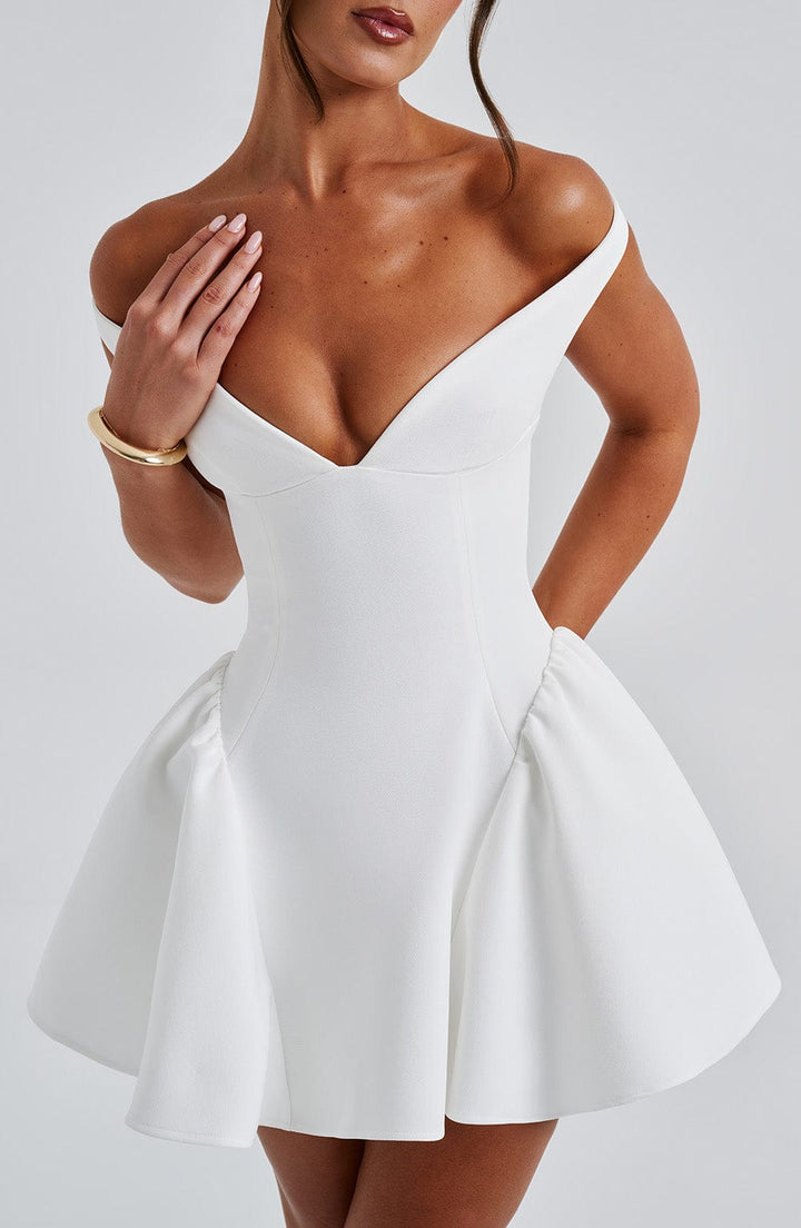 Robe courte femme élégante avec foulard